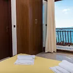 Vagabundo - Newly Renovated, 100m From Beach, Pool & Breakfast 호텔