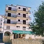 Vagabundo - Newly Renovated, 100m From Beach, Pool & Breakfast 트로기르