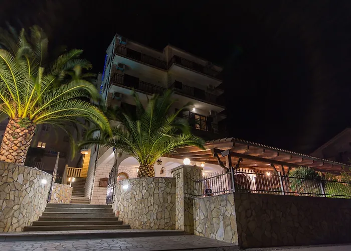 Vagabundo - Newly Renovated, 100m From Beach, Pool & Breakfast Trogir