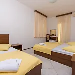Vagabundo - Newly Renovated, 100m From Beach, Pool & Breakfast Otel