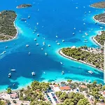 Otel Vagabundo - Newly Renovated, 100m From Beach, Pool & Breakfast Trogir