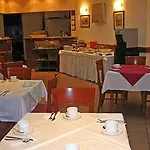 Vagabundo - Newly Renovated, 100m From Beach, Pool & Breakfast Hotel