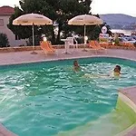 Vagabundo - Newly Renovated, 100m From Beach, Pool & Breakfast Hotel