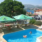 Hotel Vagabundo - Newly Renovated, 100m From Beach, Pool & Breakfast 4*