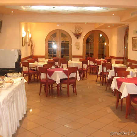 Vagabundo - Newly Renovated, 100m From Beach, Pool & Breakfast