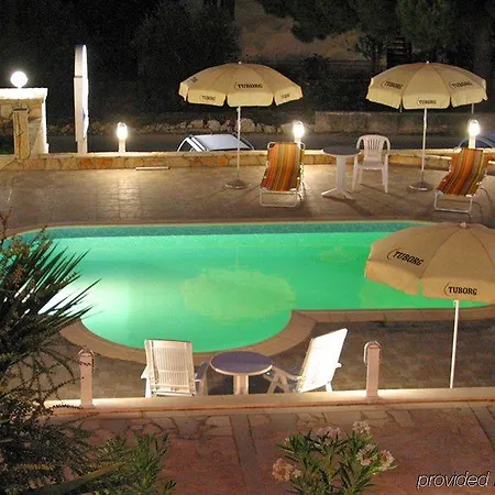 Vagabundo - Newly Renovated, 100m From Beach, Pool & Breakfast Trogir