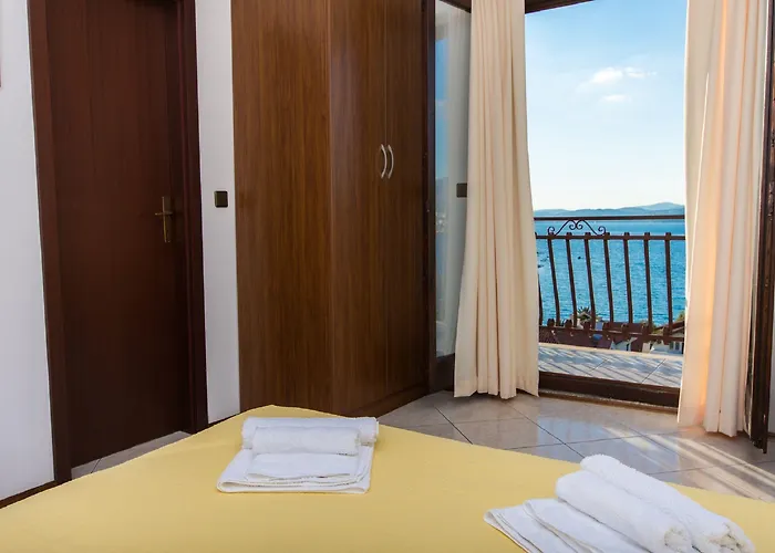 Vagabundo - Newly Renovated, 100m From Beach, Pool & Breakfast Hotel
