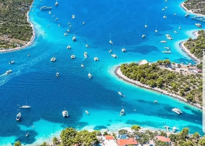 Hotel Vagabundo - Newly Renovated, 100m From Beach, Pool & Breakfast Trogir