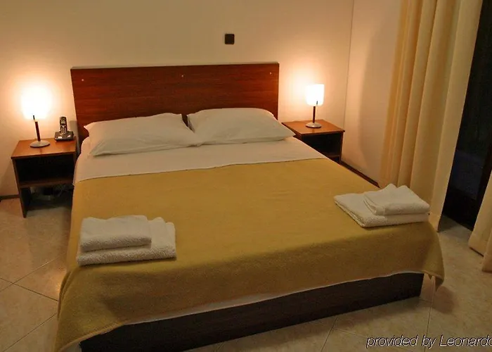 Hotel Vagabundo - Newly Renovated, 100m From Beach, Pool & Breakfast Trogir